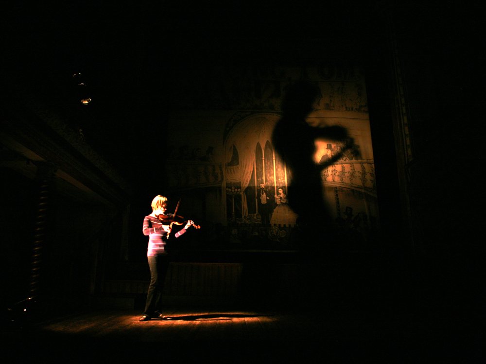 haunting-houses-2011-001-alina-ibragimova-playing-violin-on-stage_1000x750